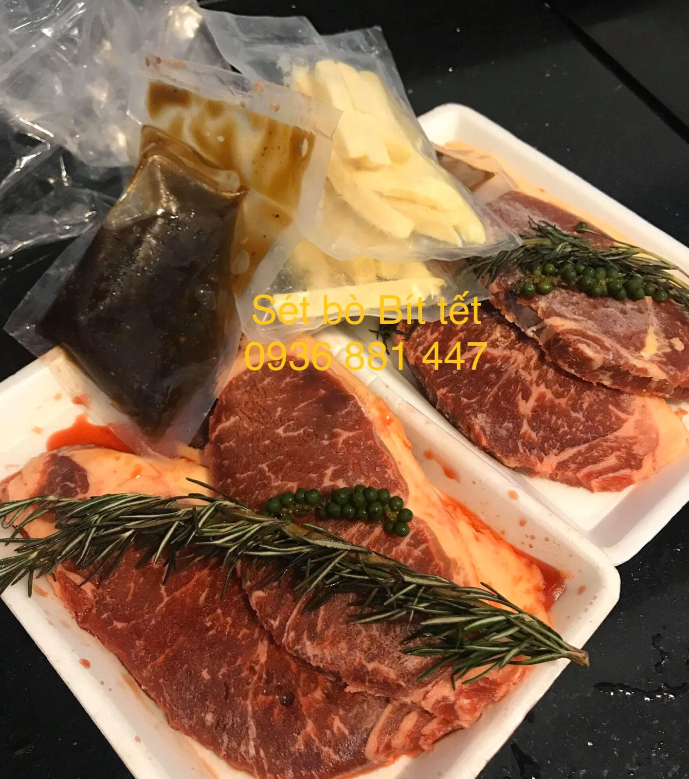 Set bít tết bò Mỹ gồm lõi vai, khoai tây, gói sốt tiêu đen, hương thảo và tiêu xanh