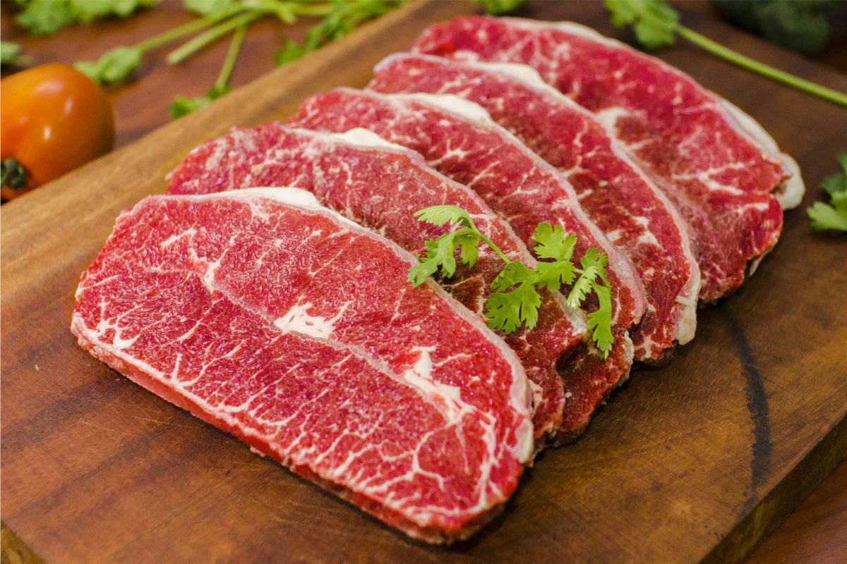 Lõi vai bò Mỹ cắt miếng dày trên thớt gỗ, thấy rõ vân mỡ và sợi gân giữa