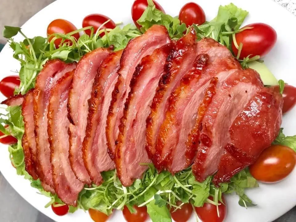Đĩa salad lườn ngỗng hun khói thái lát xếp trên rau mầm và cà chua bi